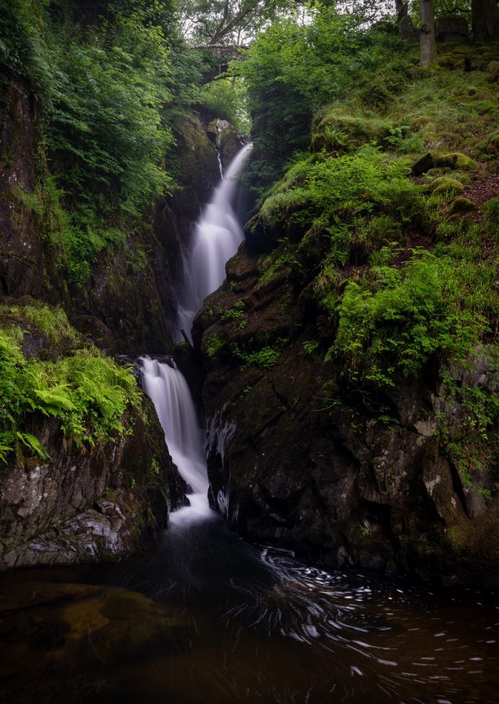 The patterns on the surface of the water here, brought out by the use of a polarising filter, added some additional interest and led the eye back to the waterfall.